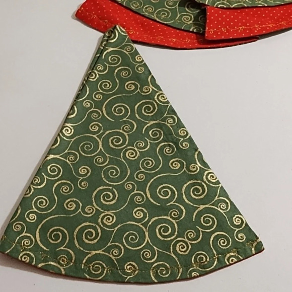 Tea Towel & 4 Handcrafted Napkins Folded into Christmas Tree's Gold Stitching - Picture 5 of 12